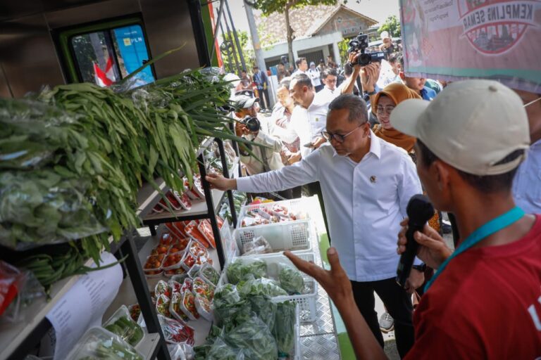 Zulkifli Hasan dan Gubernur Jateng Tinjau Koperasi Merah Putih Gedawang