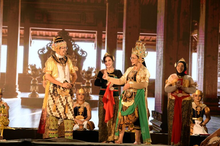 Tumpah Ruah, Warga Antusias Tonton “Wayang Orang on The Street” di Kota Lama Semarang