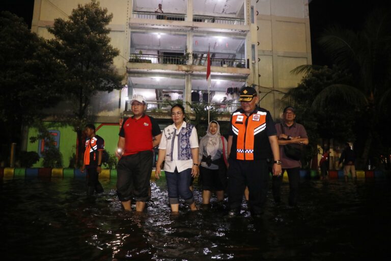 Turun ke Lapangan Tengah Malam, Agustina Pastikan Penanganan Banjir di Semarang Berjalan Efektif