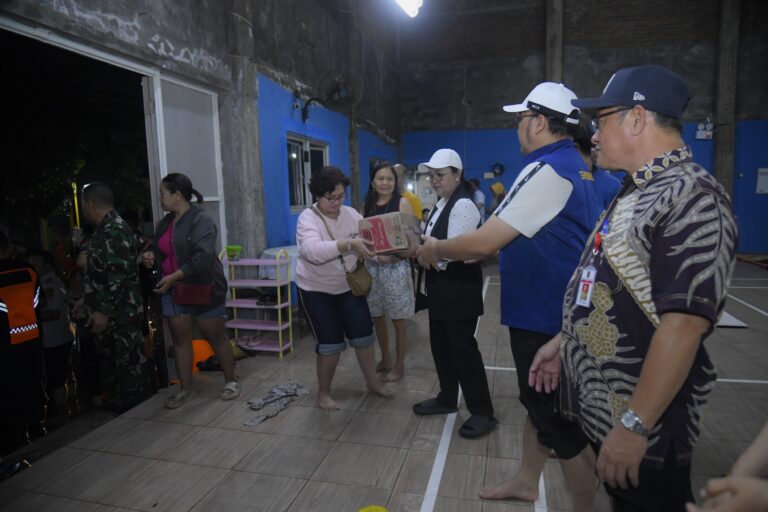 Tinjau Titik-Titik Pengungsian, Agustina Wilujeng Pastikan Bantuan Tersalurkan