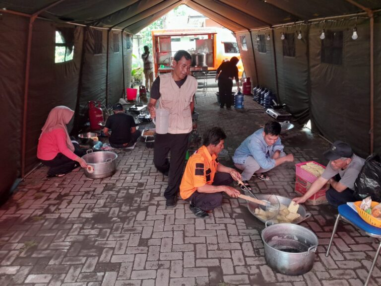 Pemkot Semarang Dirikan Dapur Umum di Tiga Kecamatan untuk Bantu Warga Terdampak Banjir