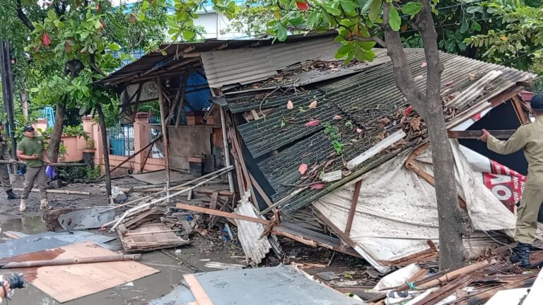 Lapak PKL Tutupi Drainase, Pemkot Semarang Lakukan Penertiban di Pasar Kobong