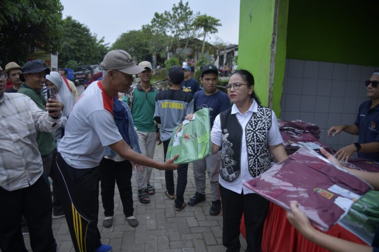 Peringati HPSN, Pemkot Semarang dan Warga Bersihkan Sungai Jaten