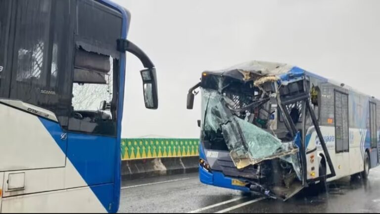 Diduga Sopir Mengantuk, Dua Bus Transjakarta Tabrakan Frontal di Koridor 13