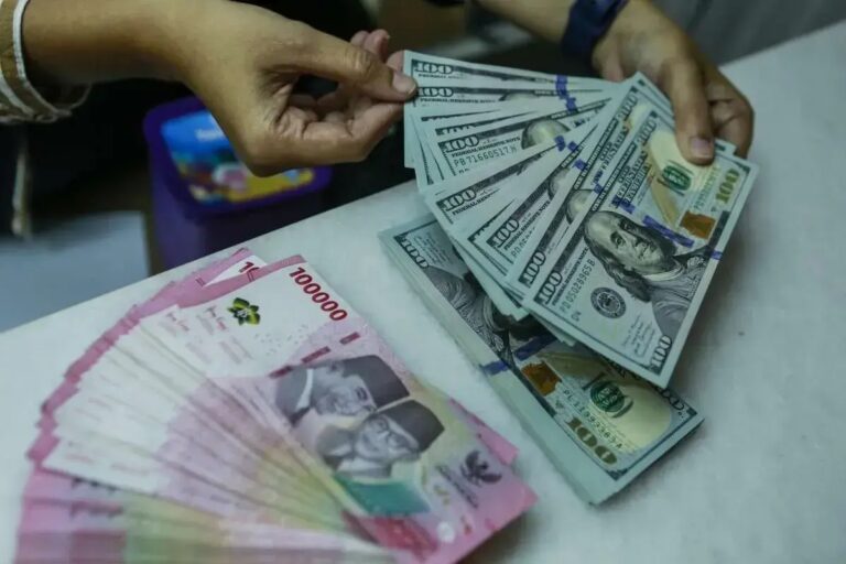 Penguatan Dolar AS Picu Pelemahan Rupiah di Awal Pekan