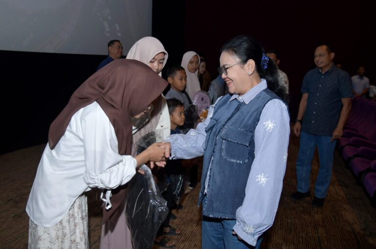 Ajak 96 Anak Yatim Nobar Children of Heaven, Wali Kota Agustina Tebar Kebahagiaan dan Harapan